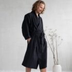 MensLinenRobe_black_haruu_estoniandesign_linenrobe_comfortablerobe