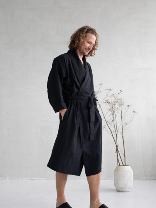 MensLinenRobe_black_haruu_estoniandesign_linenrobe_comfortablerobe