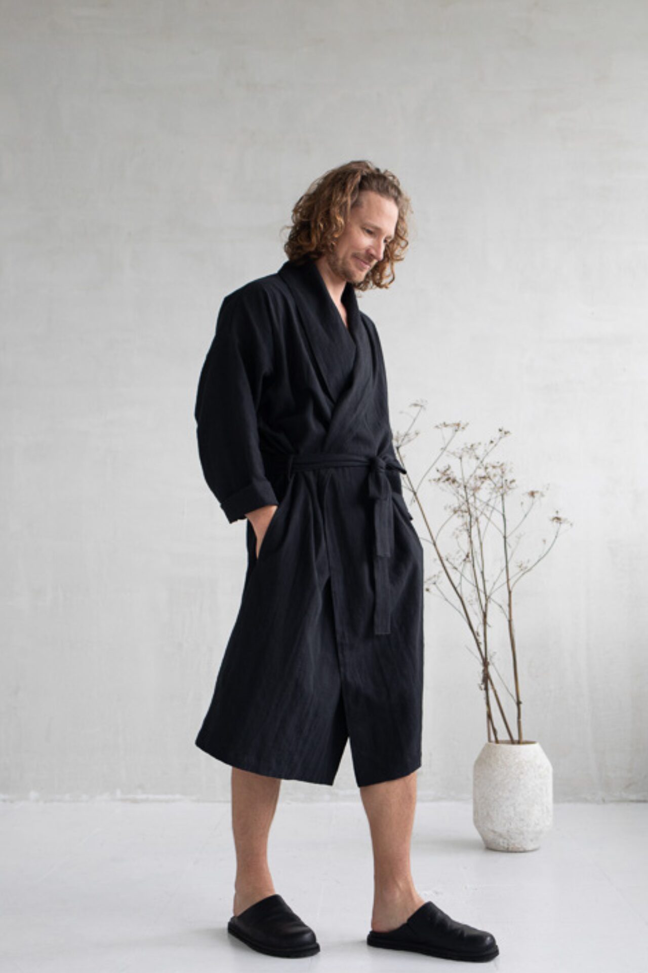Meestehommikumantel_must_1820x1920_haruu_eestidisain_linane_hommikumantel_mugav_hommikumantel_4 MensLinenRobe_black_haruu_estoniandesign_linenrobe_comfortablerobe